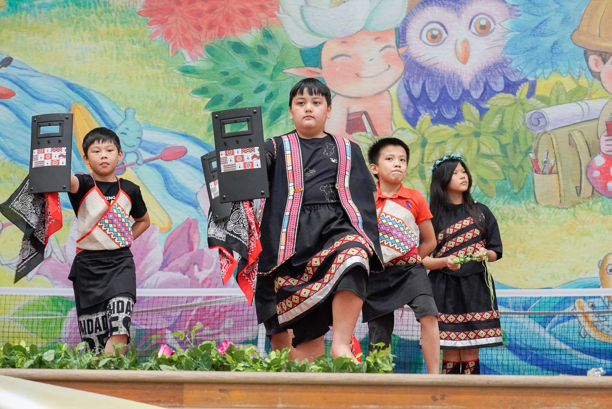 比賽前 由慷慨關懷協會的兒少表演原住民舞蹈